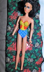 1976 12'' BLACK HAIR ARTICULATED WONDER WOMAN DOLL,MISSING FEET, HAND